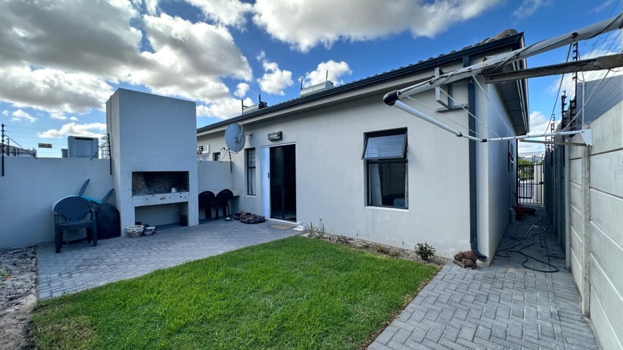2 Bedroom Property for Sale in Parklands North Western Cape